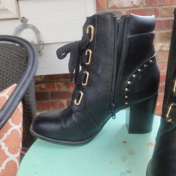 3.5 inch heeled studded black ankle booties size 8.5 - Picture 6 of 10